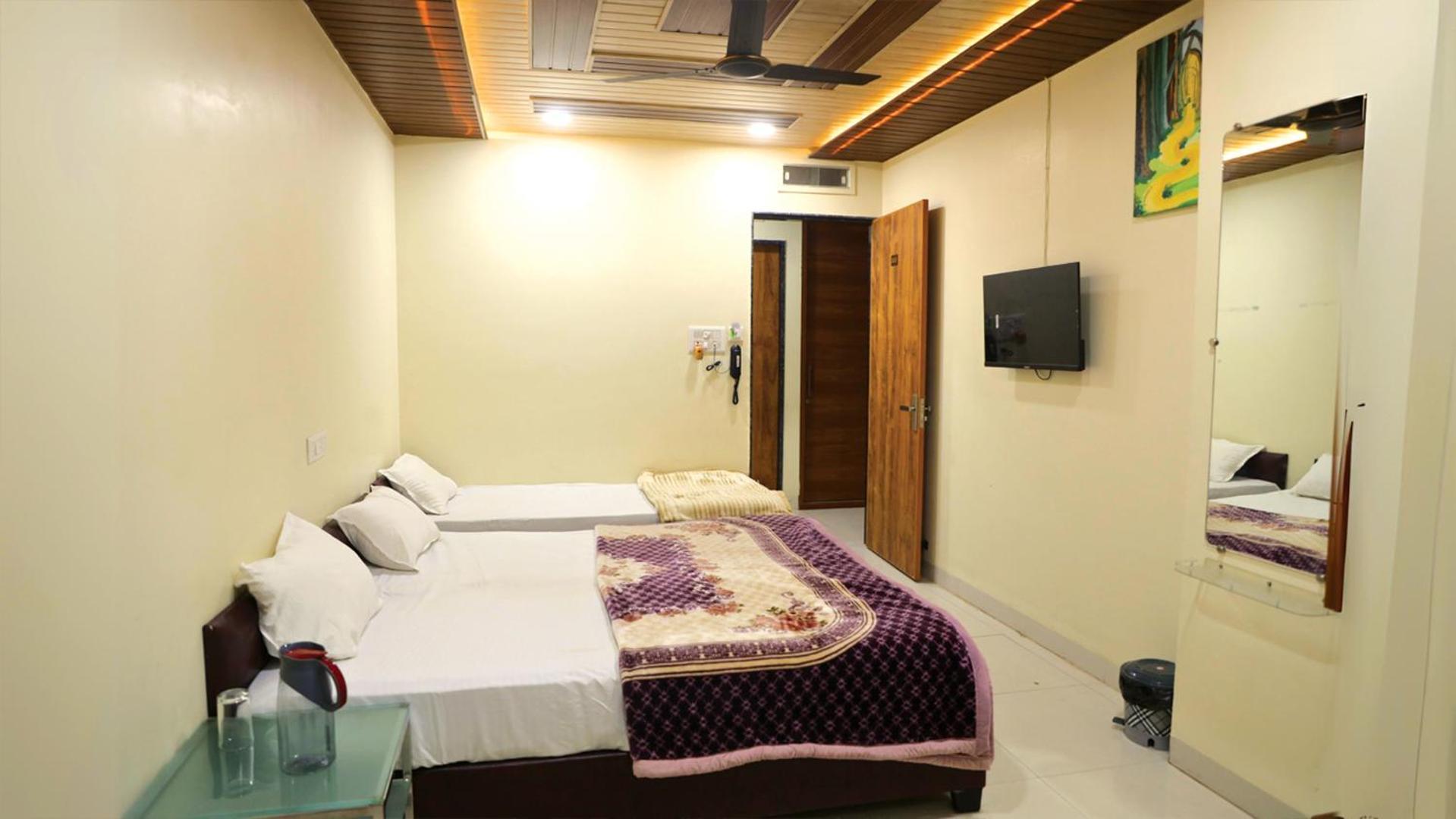 Shri Shiv Ganga Bhakt Niwas Hotel อุจเจน ภายนอก รูปภาพ