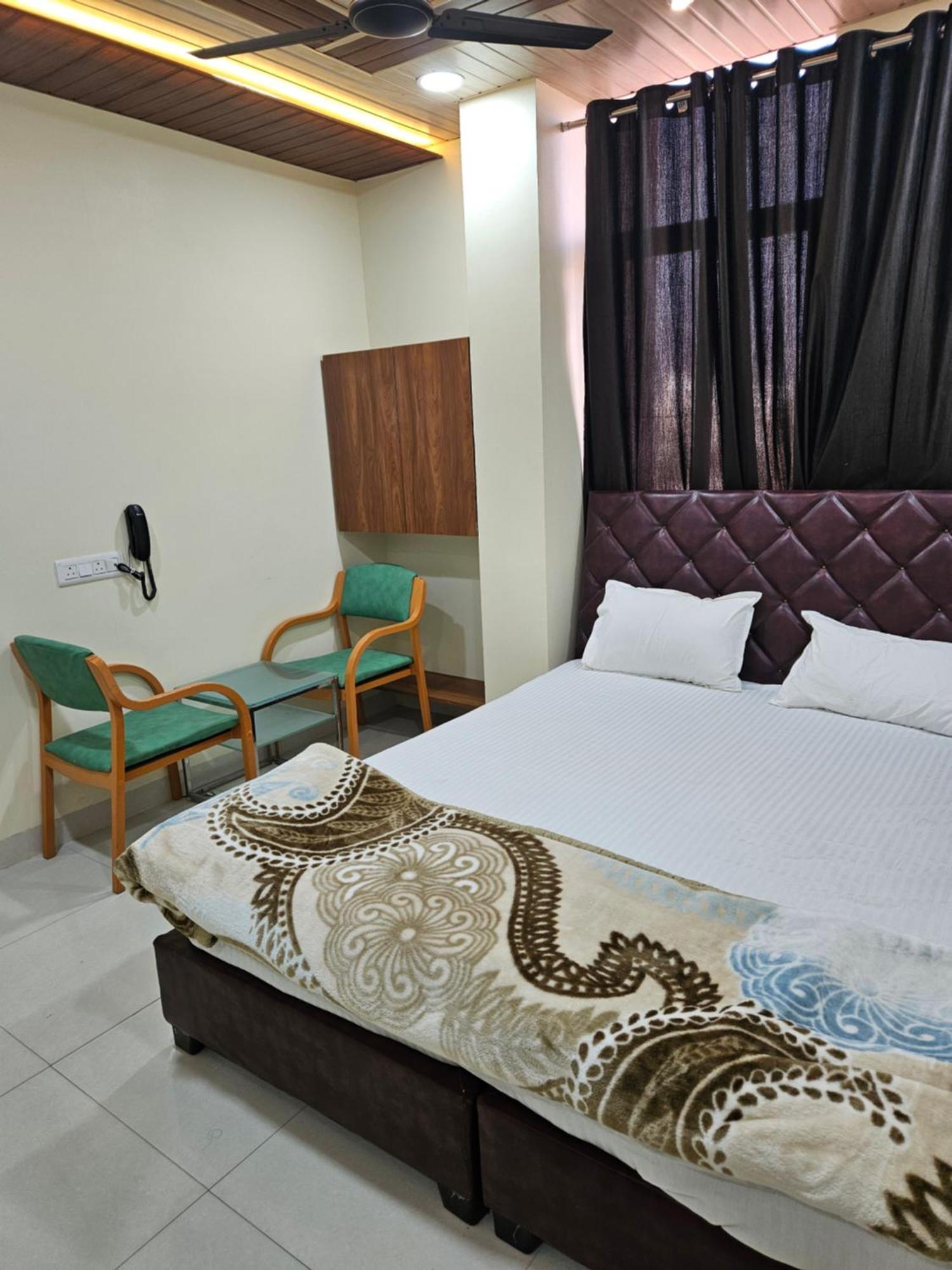 Shri Shiv Ganga Bhakt Niwas Hotel อุจเจน ภายนอก รูปภาพ